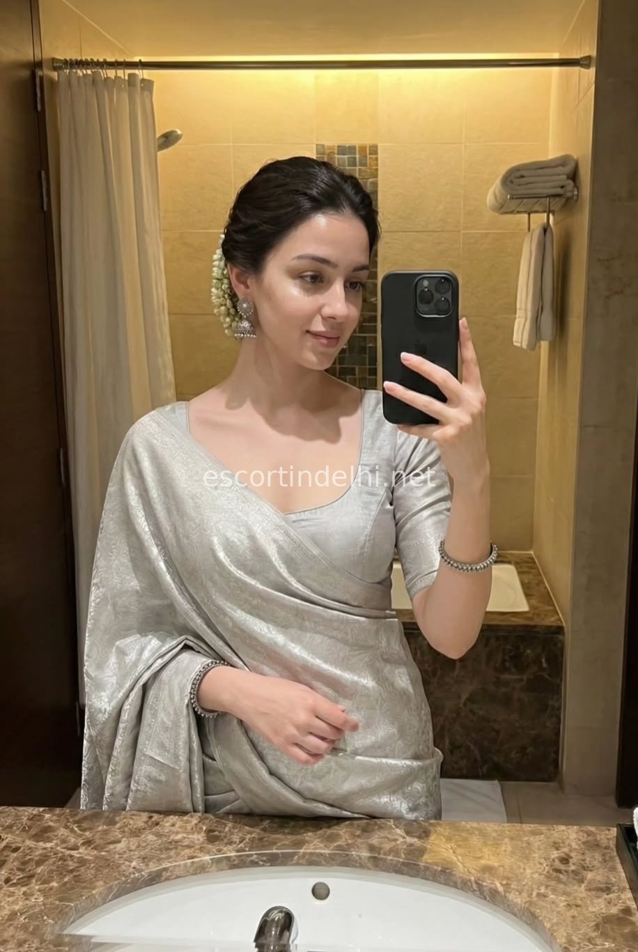 Call girls in Sector 52, Noida 9990233396 Escorts service